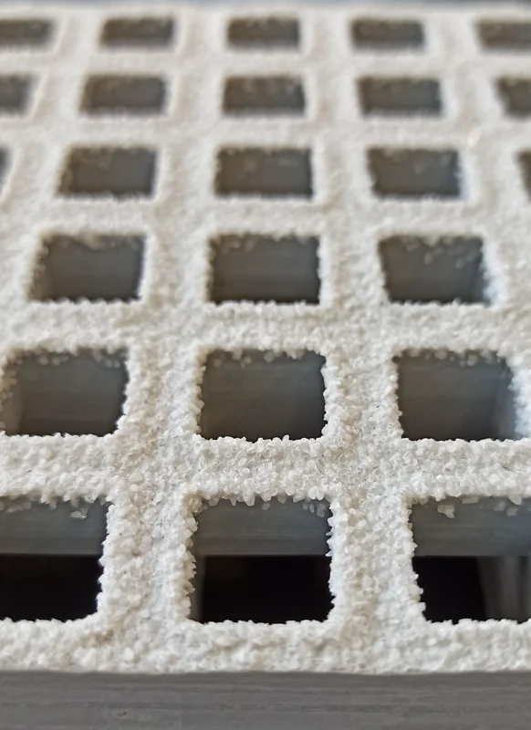 Le caillebotis polyester est disponible en finition concave ou silicée